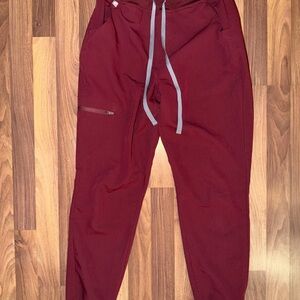 FIGS women’s Zamora burgundy scrub joggers size small
